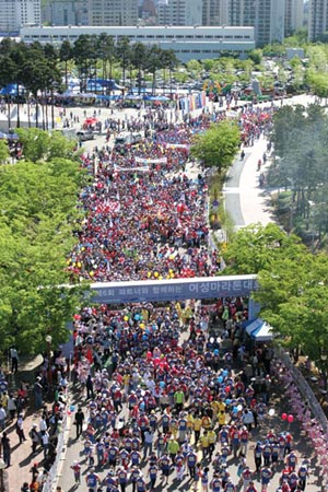 Women’s Marathon, a festive family event where over 20 thousand people of all ages and gender participate.