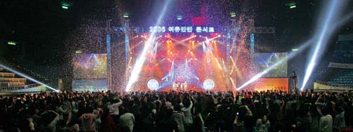Yeoyumanman Concert where women of all ages, from teens to seniors, gather around to share feelings and fave fun.