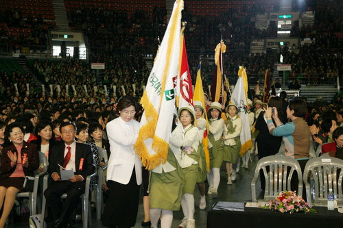 The 42nd National Women’s Conference held at Seoul Olympic Park Gymnastics Stadium on Nov 15th 2006. 15,000 of women leaders came from across the country to discuss the vision for women’s movement.