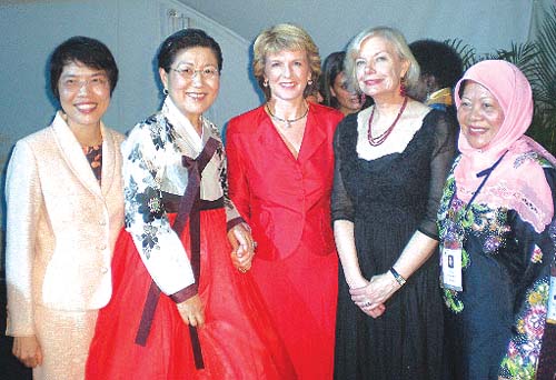 Ahn Yoon-jung, president of Federation of Korean Business Women (second from the left) attending the 12th APEC Women Leaders’ Network Meeting in Port Douglas, Australia, in June. She discussed exchange between women entrepreneurs and signed MOU with International Women’s Federation of Commerce and Industry. In the photo she is along with Julie Bishop, Australia’s Minister assisting the Prime Minister for Women’s Issues (middle) and Heather Ridout, chair of the meeting (second from the right).