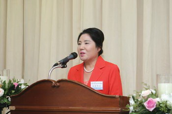 Kim Soon-ok, president of the Korea Business Women’s Federation giving a speech with the topic of ‘Strategy in response to economic change’ at a breakfast discussion meeting in April at Seoul Diplomatic Center Leaders’ Club.