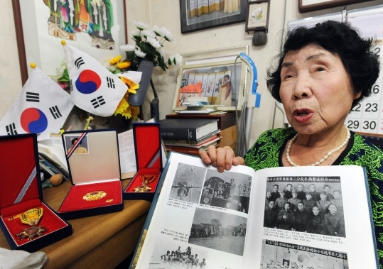 The 68th anniversary of national independence is just around the corner. Oh Hee-ok (Korea Veterans Welfare Town in Suwon, Gyeonggi Province) is showing a faded photo of herself with her colleagues, Ji Bok-young and Oh Gwang-sim. She is talking about the role of the Female Independence Army during the Japanese colonial era.