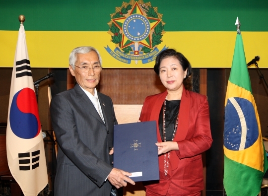 Chairwoman Hyun Jeong-eun is receiving the award from Ambassador Edmundo Fujita at Lotte Hotel in central Seoul, Friday during an event celebrating Brazil’s Independence Day.