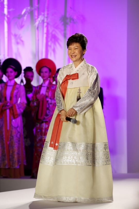 President Park Geun-hye delivered congratulatory remarks at a fashion show on Hanbok and ao dai held in Hanoi, Vietnam. At the show, President Park showed off the beauty of Hanbok on the runway.