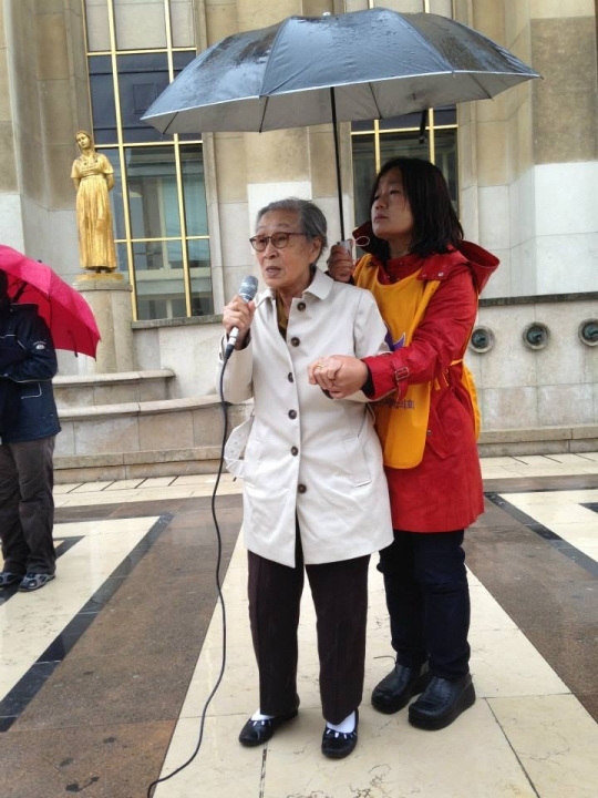 Survivor Kim Bok-dong(left) testifies at the Wednesday Demonstration.