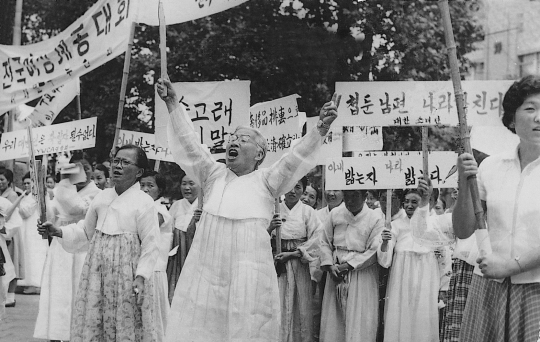 Knowing how many National Assembly members kept concubines, YWCA marched around the streets of Myeong-dong in 1960 to protest against such politicians joining the National Assembly.” It was a big rally with over 2,000 women in white Hanbok.   ⓒ Korea YWCA