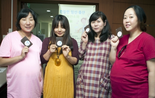 Pregnant women, participating in “Health Class for Pregnant Women” held by Jung-gu Clinic. ⓒ Lee Jeong-sil Women News photographer