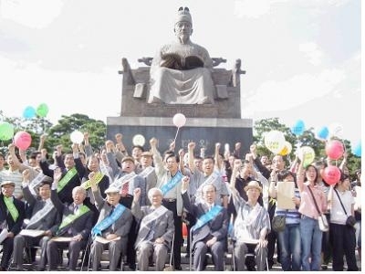 People standing in front of the statue of King Sejong in hopes of designating Hangul Day as statutory holiday