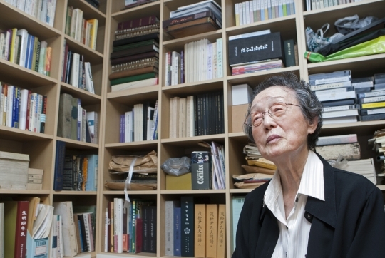 Yoon sitting in her study full of books on comfort women, written by Korean and Japanese scholars. Yoon, who is about to turn 90, is still full of passion and enthusiasm in studying the issue. ⓒ Lee Jeong-sil Women News photographer