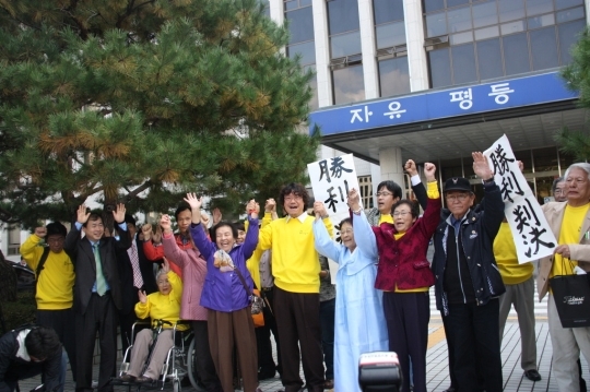 The women who were conscripted into forced labor including Yang Geum-deok have won their lawsuit demanding for compensation from Mitsubishi Heavy Industries of Japan.  ⓒ Civic Support Group for Victims of Forced Labor