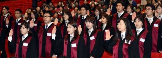 At the inaugural ceremony of new prosecutors at the Government Complex auditorium in Gacheon on February 2th. Clearly, more women have become prosecutors in recent years.   ⓒ Newsis & Women’s News