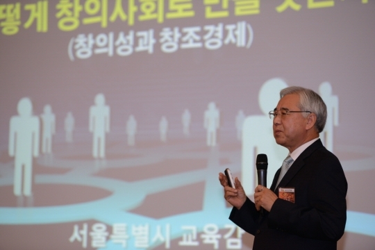 Superintendent Moon Yonglin giving a lecture at a breakfast seminar held on 11th. ⓒWomen’s News