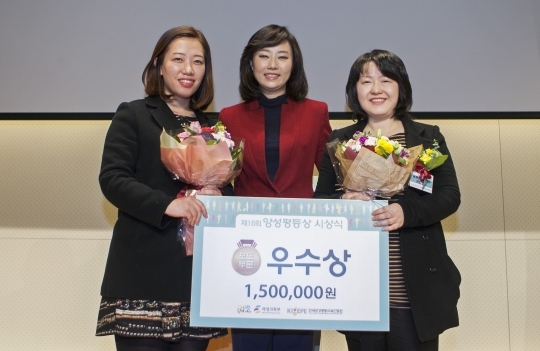 On the 11th, the 15th Gender Equality Award Ceremony was held in Ferrum Tower located at Jung-gu, Seoul. Journalist Park Gil-ja (right) and Lee Ha-na (left), the recipients of the honors award for the Press category, are taking a commemorative photo with Cho Yoonsun (middle), Minister of Gender Equality and Family. ⓒ Lee Jeong-sil Women’s News photographer
