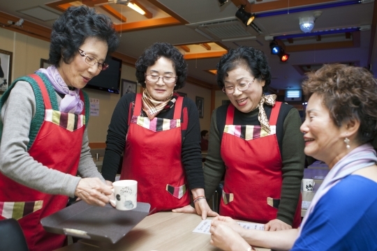 Located at Nagwon-dong, Jongno-gu, Seoul, “Adding Memories” is a senior-friendly cafe that opened this September. Chang Sunja (70, left), who does serving at this cafe, is as old as seventy this year but is enjoying the work and not showing any signs of difficulty. ⓒ Lee Jeong-sil Womens News Photographer