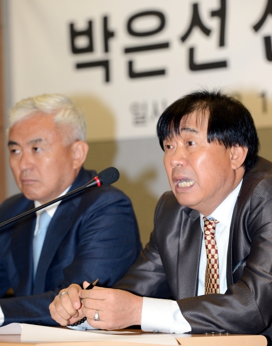 Last July at the Assembly Hall of Seoul Sports Council in Jungnang-gu, Seoul, Seo Jung-ho (right), coach of Seoul City Women’s Football Club, is answering reporters’ questions during a press conference on the gender controversy of Seoul City Women’s Football Club player Park Eun-seon. ⓒ Newsis·Women’s News