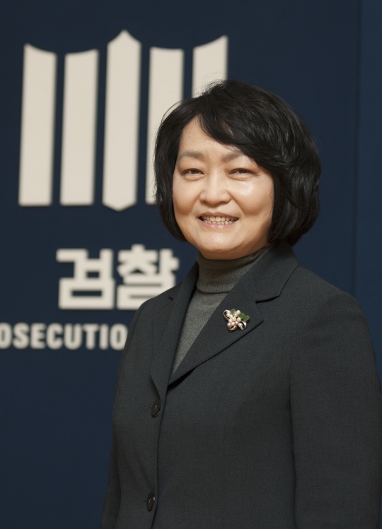 On the 24th at the Seoul High Prosecutors’ Office in Seocho-gu, Seoul, Deputy Chief Prosecutor of the High Prosecutors’ Office, Cho Hee-jin, said with a bright smile, “I’m glad to be able to instill pride and vision in young women.” ⓒLee Jeong-sil Women’s News photographer
