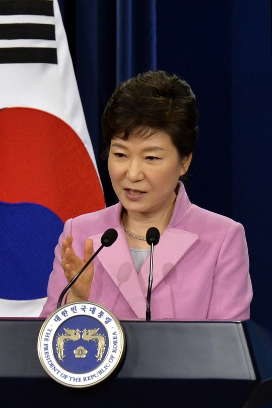 President Park Geun-hye at the first press conference of the New Year, held in Chunchu-gwan in the Blue House on the 6th, briefing the press on her national agendas as she enters the 2nd year in office. ⓒ Newsis