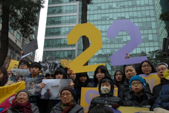 Commemorating its 22nd anniversary, Kim Bok-dong, Kil Won-ok and citizens joined the weekly Wednesday demonstration (1,108th) demanding a resolution to the comfort women issue in front of the Japanese embassy in Seoul’s Jongno-gu, Jan 8, 12pm. ⓒ Shin yu-ri Women’s News reporter