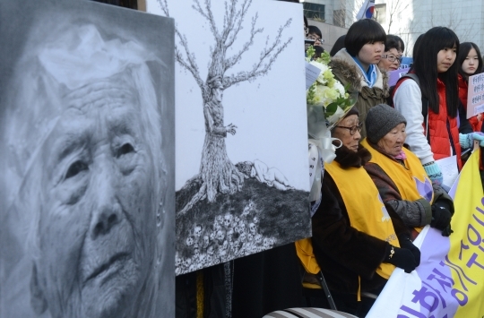 On January 29, students of Seoul Arts High School attended the 1111th “Comfort Women” rally in front of the Japanese Embassy. They brought with them their drawings of comfort women.
