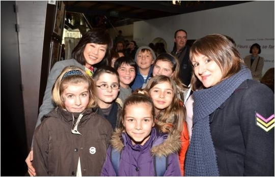 Minister Cho with French children at the Korean exhibition.