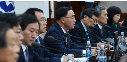 Prime minister Jeong Heungwon(fifth from left) and Minister Cho Yoonseon(on far right) of Gender Equality and Family at the Cabinet meeting.