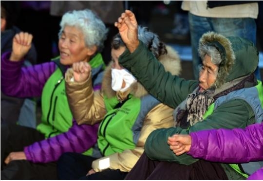 On November 23, 2013, elderly women from Miryang convened at Seoul Plaza to protest against nuclear power, high-voltage transmission towers, and radioactivity.