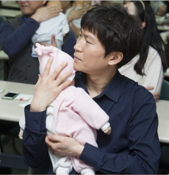 On February 27, the Jungnang District Office held ‘A class for soon-to-be parents.’ A father-to-be is holding a baby doll.