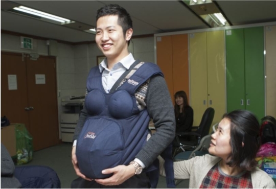 On February 27, the Jungnang District Office held ‘A class for soon-to-be parents.’ A father-to-be is holding a baby doll.