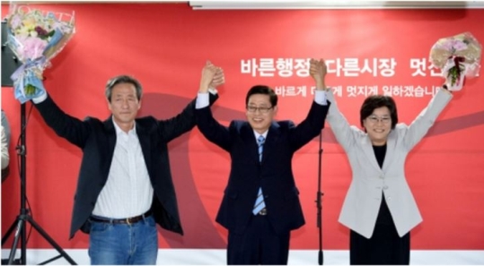 The ruling Saenuri Partys candidates for the Seoul mayoral election, Chung Mongjoon, former Prime Minister Kim Hwangsik, and Supreme Council member Lee Hyehoon (from left), at the opening ceremony of candidate Kims election camp on March 24.