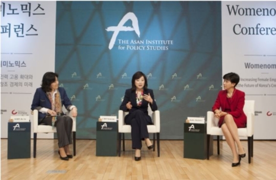 On March 28, the Asan Institute for Policy Studies and Goldman Sachs co-hosted a conference on ‘Womenomics.’ The conference was moderated by Sohn Jieae, former CEO of Arirang TV & Radio, while discussions were led by Kathy Matsui(right), Co-Director of Pan Asian Investment Research for Goldman Sachs, and Cho Yoonsun(middle), Korea’s Minister of Gender Equality and Family.