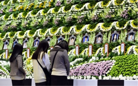 In the morning on April 23, students of Ansan Danwon High School pay tribute to their schoolmates at a temporary mass memorial site for victims at Ansan Olympic Memorial Hall.