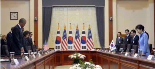 On April 25, President Park and President Obama in a silent prayer for the victims of the ferry disaster.