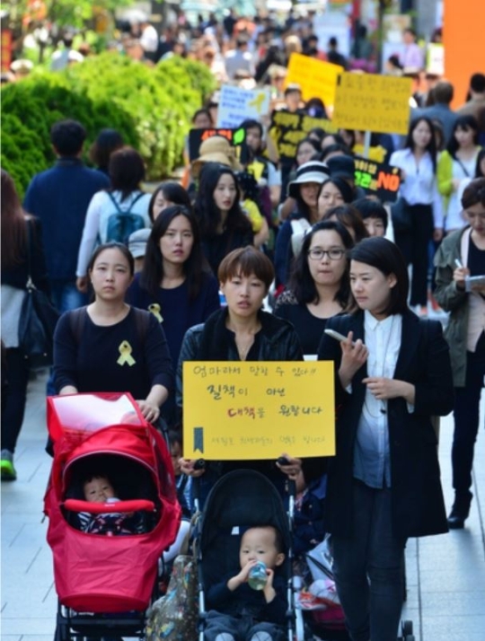 On April 30, some online community members took strollers out to the streets near Gangnam Station. While carrying a picket sign that reads ‘Mothers have the right to advocate for the best interest of children,’ members extended condolences for the victims and promoted the need to build a safer society.