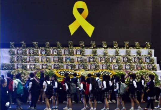 On May 14, students are extending condolences to the victims at a joint incense-burning altar set up in Ansan, Gyeonggi Province.