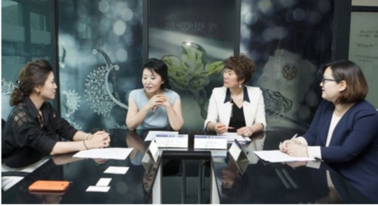 On May 16, Suri Tree CEO Jeong Sunhee, Carat Two CEO Park Eunsuk, Gold Bank CEO Kim Miran, and SO-I.MOON CEO Moon So-i (from left) gathered at Carat Two in Gwangjin-gu, Seoul, to discuss ways to foster the jewelry industry.
