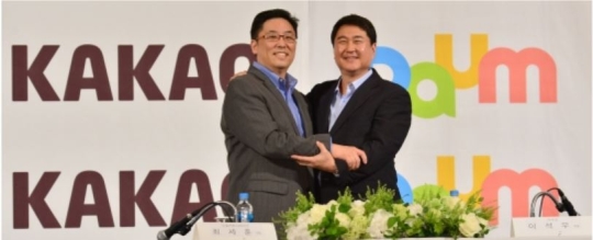 On May 26, Kakao Co-Chief Executive Lee Seokwoo (right) and Daum Communications Corp. CEO Choi Sehoon held a press conference at The Plaza Hotel, Seoul.