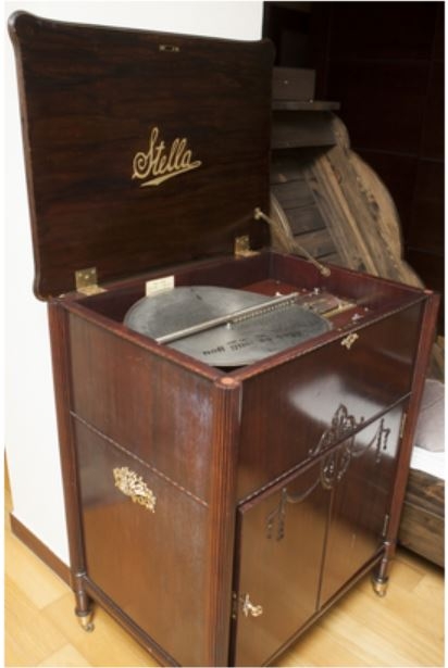 Antique Switzerland Disc Music Box ‘Stella’ created in 1905 uses the cylinder technology, making clearer sounds than other disc music boxes.