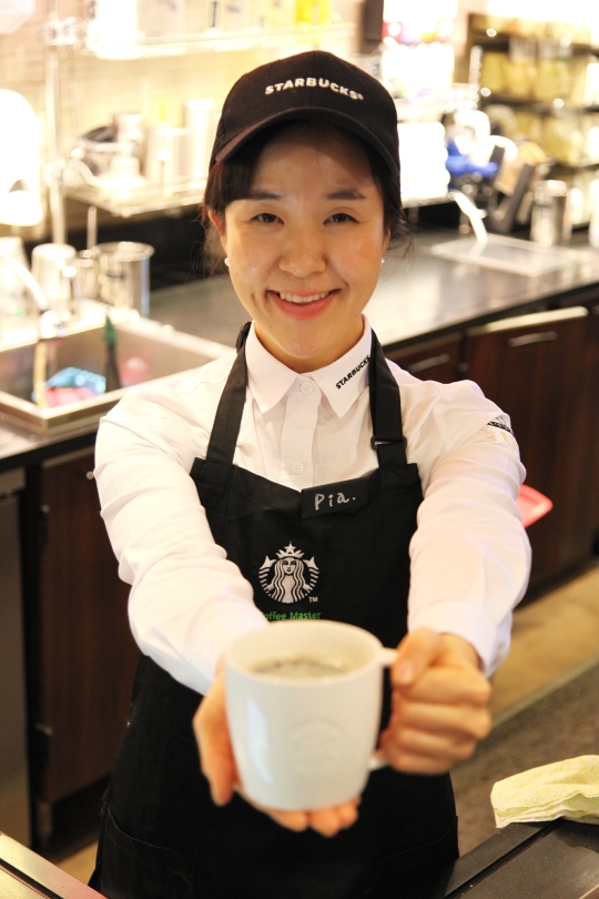 ▲ Ms. Soon-Mi KWON, the first sub-manager with hearing impairment in Starbucks Korea  ⓒStarbucks Korea