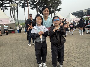 "여성마라톤? 아이 라이크 잇!"... 외국인들도 함께 즐긴다, 각양각색... - 뉴스 썸네일 이미지