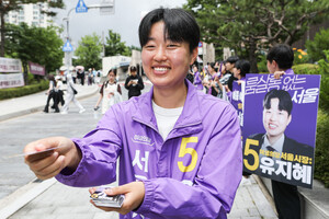 [포토] 유지혜 서울시장 후보, 동덕여대 앞 유세 - 뉴스 썸네일 이미지