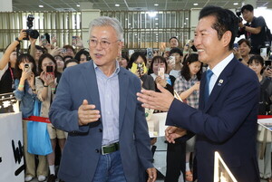 문재인·유시민 등 유명인 방문에 2026 서울국제도서전 열기 최고조