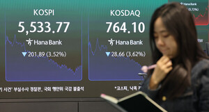 코스피, 5533.77 마감... 삼성전자·SK하이닉스 4% 넘게 급락 - 뉴스 썸네일 이미지